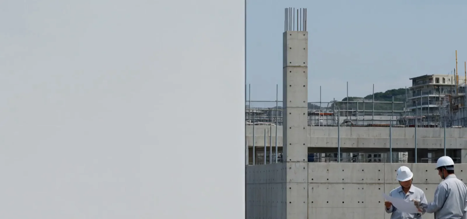 図面を囲む技術者から建物と街へ広がる、共創のイメージ